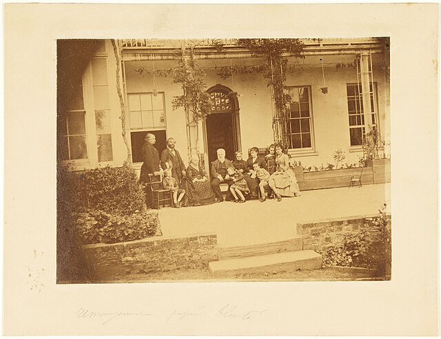 Victor Hugo avec famille et amis sur la terrasse de Hauteville House à Guernesey